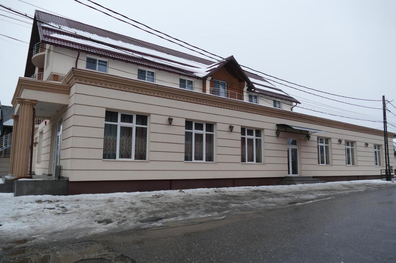 Floare De Colt Hotel Berbesti Exterior photo